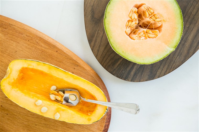 להשתמש a grapefruit spoon to de-seed squashes and melons.