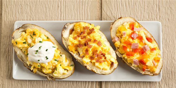 ארוחת בוקר Baked Potato Boats Stuffed with Cheesy Eggs