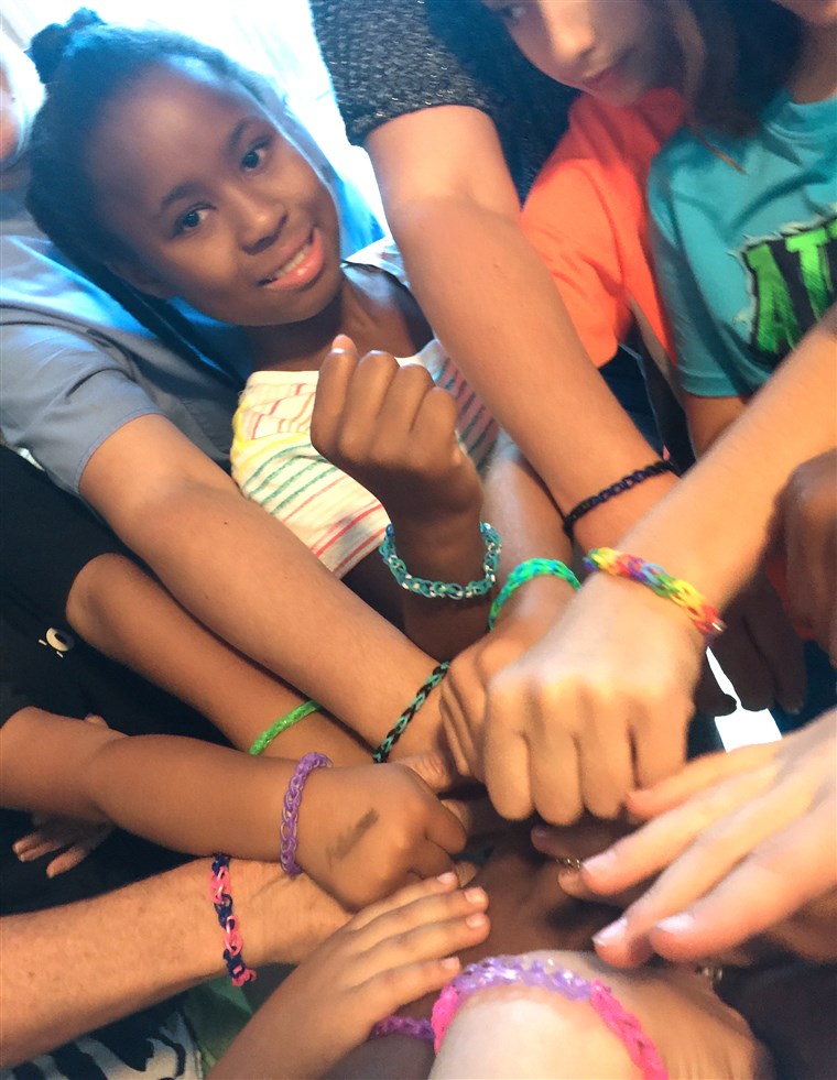 लिआ Nelson gives out bracelets to encourage kindness