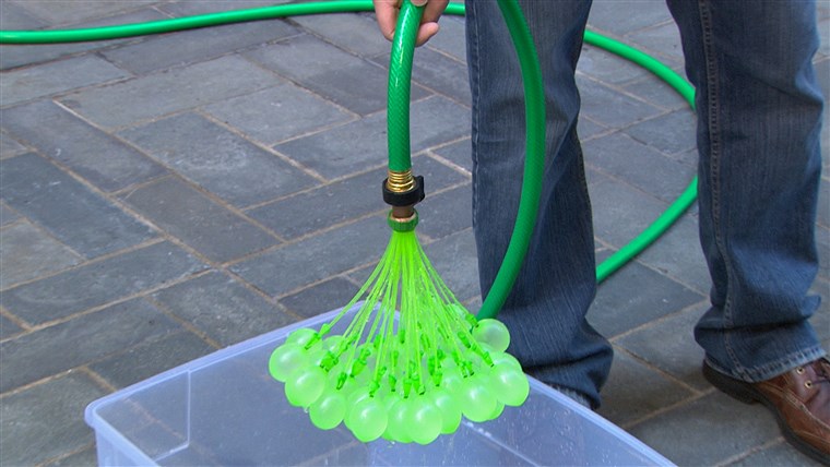 ה Bunch O Balloons invention works with an attachment on a simple garden hose and a bucket of water to catch the filled balloons. 