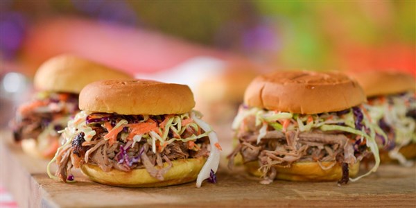 घर का बना Pulled Pork Sandwich with Coleslaw and BBQ Sauce
