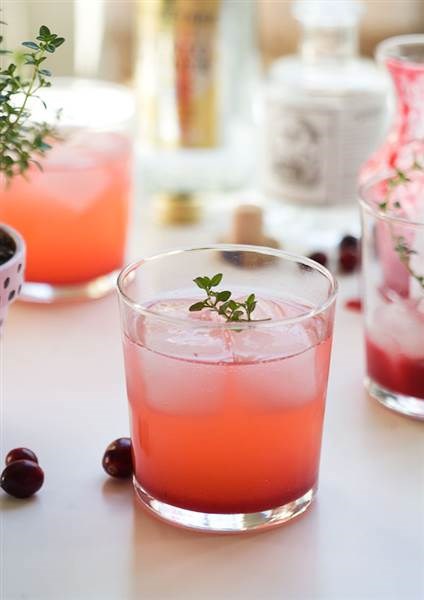 חג ההודיה cocktail: Cranberry thyme gin and tonic
