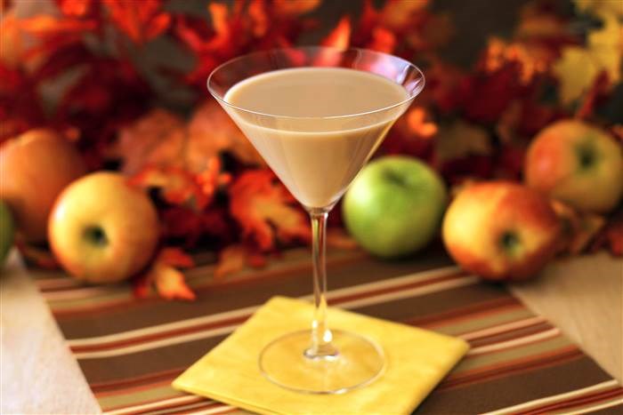 חג ההודיה cocktail: Caramel apple pie martini