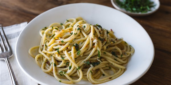 ספגטי Aglio e Olio (Spaghetti with Garlic and Oil)