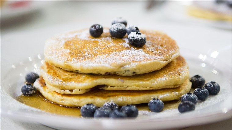 בילי Dec's Lemon blueberry pancakes & strawberry shortcake waffles. TODAY, March 13th 2023.