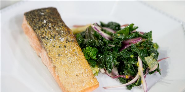Serpenyőben sült Salmon with Braised Kale