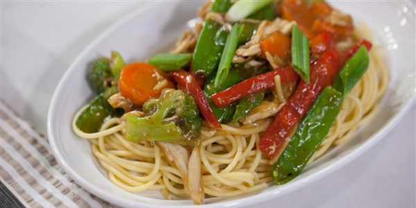 Csirke and Vegetable Lo Mein