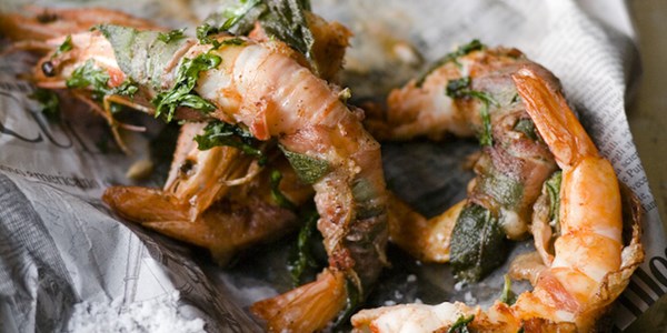 आसान Jumbo Shrimp Wrapped in Pancetta and Sage