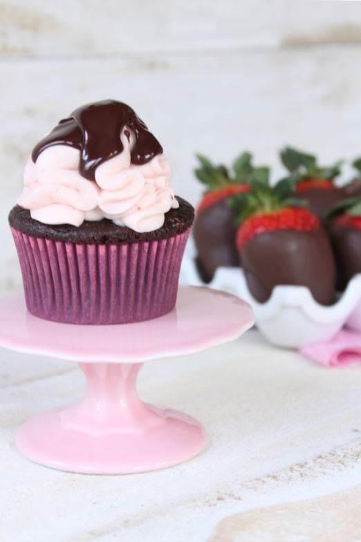 चॉकलेट covered strawberry cupcakes