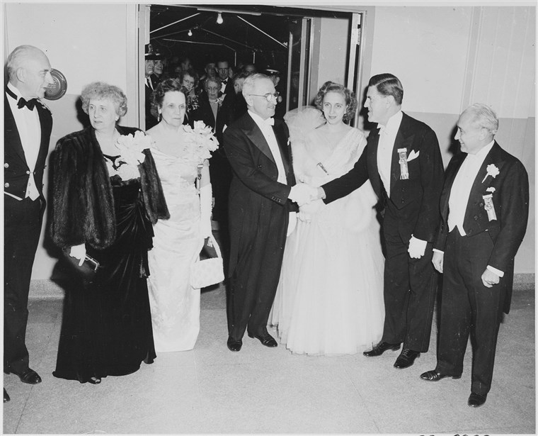 Prvi lady Bess Truman, far left, celebrates President Truman's inauguration with her daughter and the ball's co-chairs.