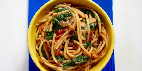 סיר אחד Pasta With Spinach, Basil and Tomatoes