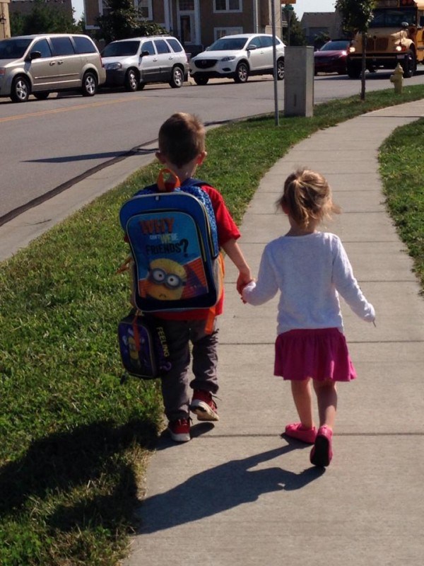 छोटा children walking off to school