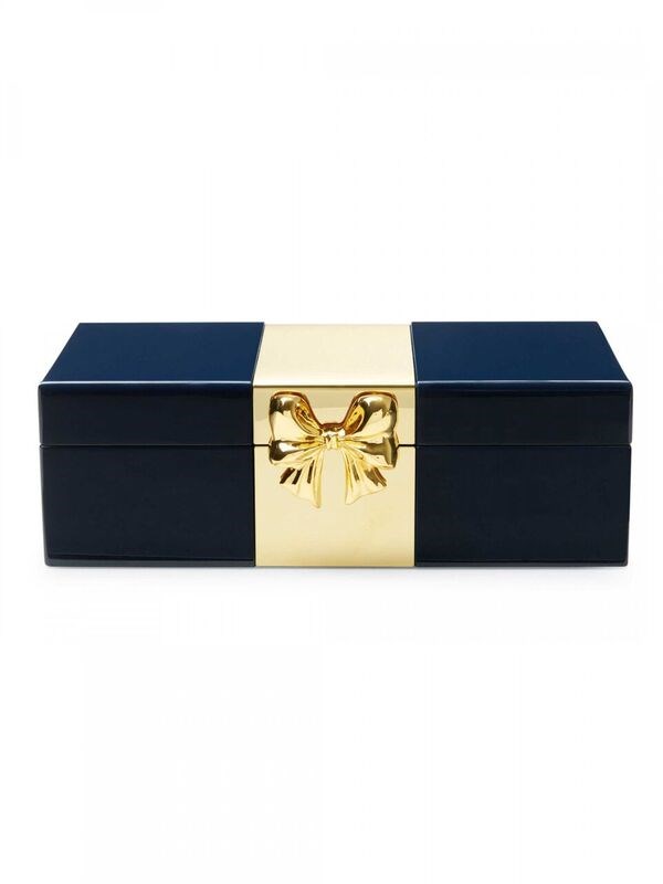 इस demure bauble box is chic and pretty all at once.