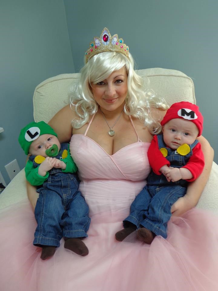 मां mia! Vanessa Bellitti celebrated her twins' first Halloween by dressing as Princess Peach with her little Mario and Luigi.