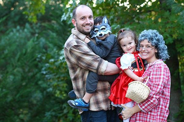 एक और take on Little Red Riding Hood! Jessica Turner got the whole family involved.