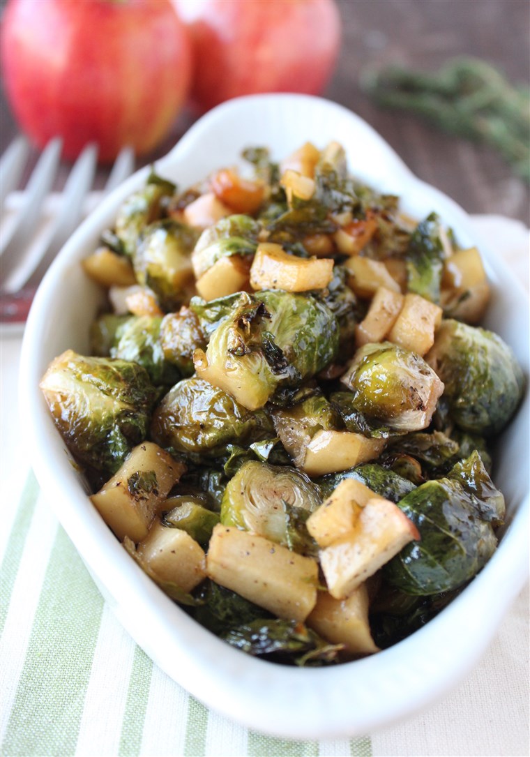 मेपल Roasted Brussels Sprouts and Apples recipe