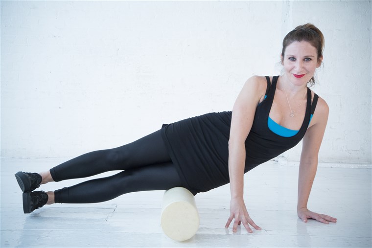 Početak by positioning the body in a side plank position, with the foam roller between your body and the ground.
