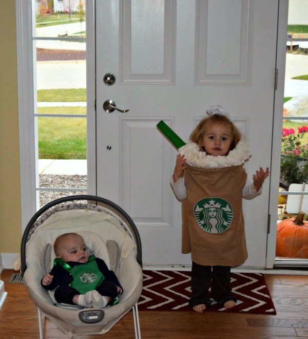 जबसे she loves coffee and her kids, Brittany Wise created these cute Starbucks-themed costumes.