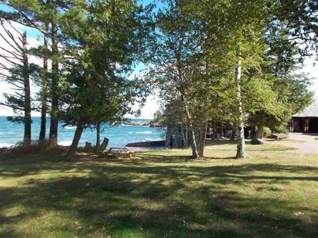 बड़ा Lake Superior home hits the market