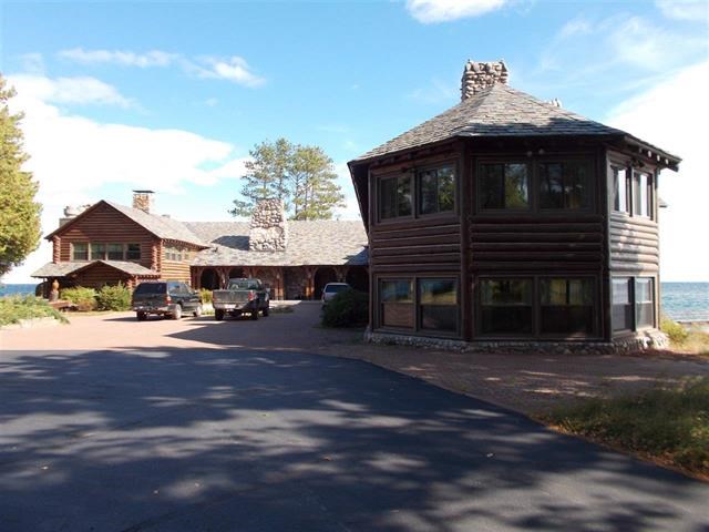 बड़ा Lake Superior home hits the market