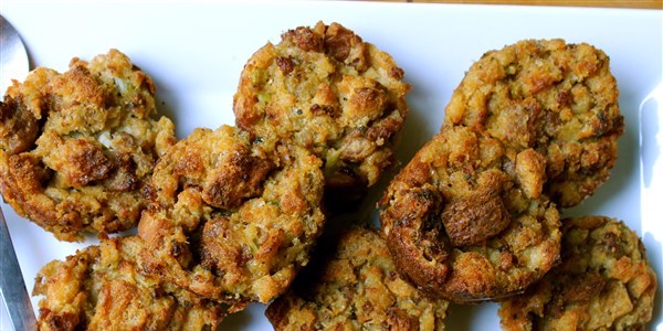 Brzo and easy Thanksgiving sausage stuffing muffins