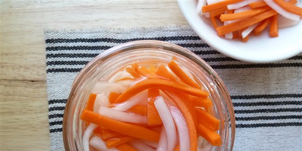 वियतनामी-शैली Carrot and Daikon Radish Pickles (Banh Mi Pickles) 