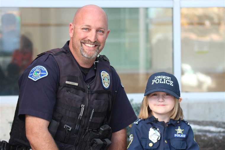 סידני Fahrenbruch, 4, posed alongside Longmont Police Officer David Bonday, who helped the little girl by checking for monsters on an earlier visit.