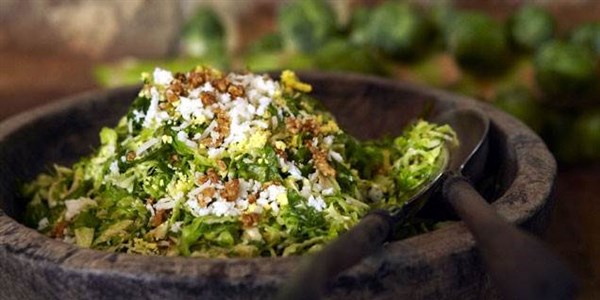 borotvált Brussels Sprouts Salad with Marcona Almonds and Pecorino