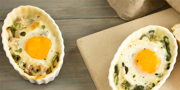 मलाईदार Baked Eggs with Leeks and Spinach