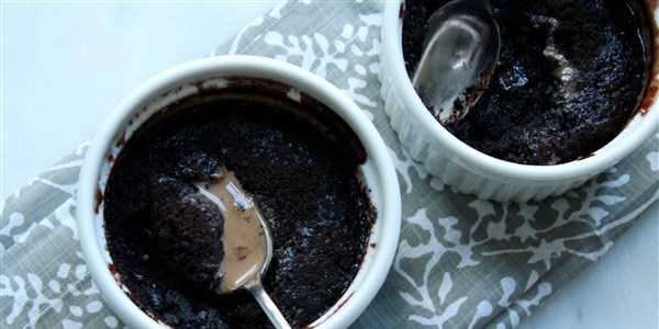 गहरा Chocolate Truffle Lava Mug Cakes