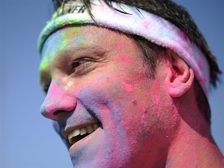 हनोवर, GERMANY - JULY 07: A partcipiant covered in colored powder during the Color Run at the Hanover Fairgrounds on July 7, 2013 in Hanover, Germa...
