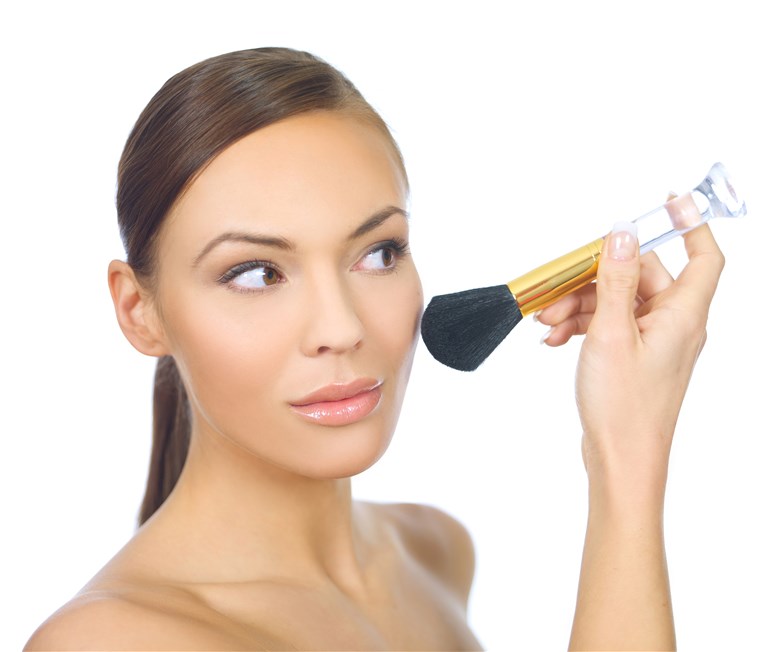 nő applying makeup with brush
