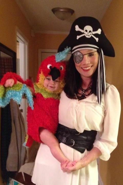 Család Halloween Costumes: Pirate and Parrot
