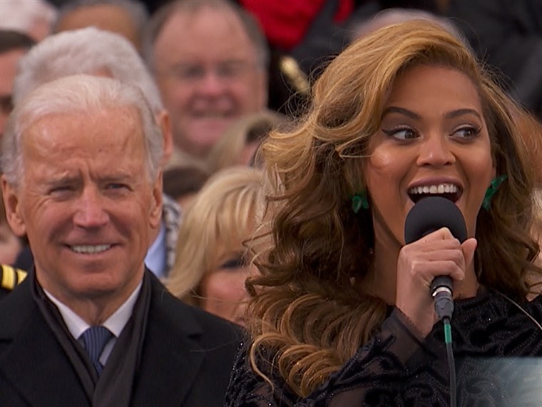 बिडेन has a bemused look on his face as Beyonce sings the national anthem during the inauguration ceremony.