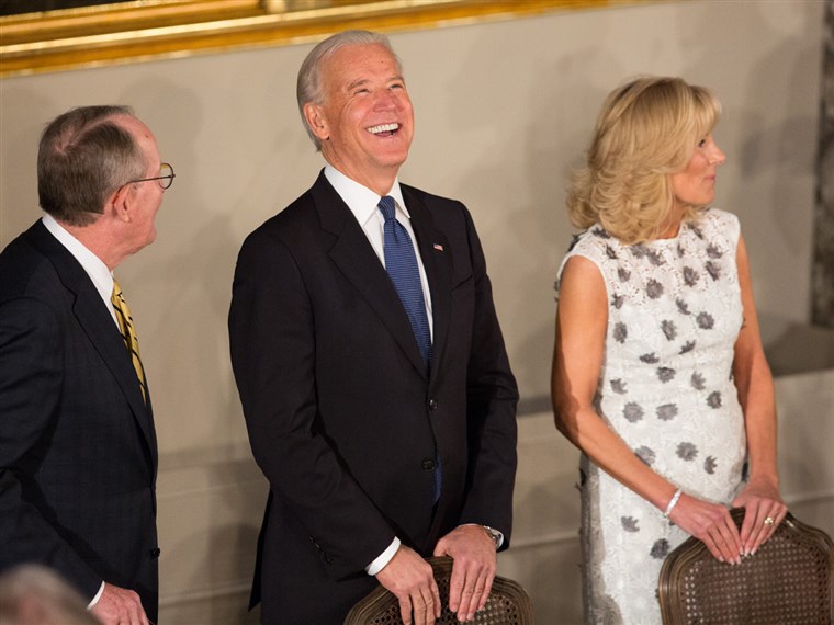 ביידן has a laugh with Senator Lamar Alexander and his wife, Dr. Jill Biden, at the Inaugural Luncheon in Statuary Hall on Monday.