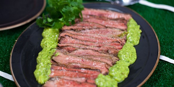 भुना हुआ Flank Steak with Avocado Salsa Verde
