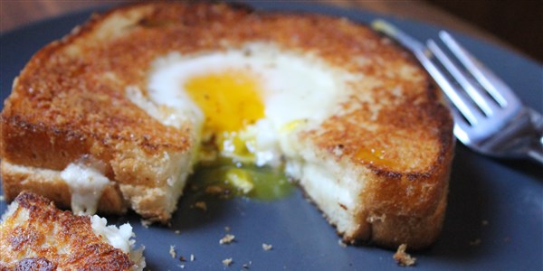 भुना हुआ Cheese Egg-in-a-Hole