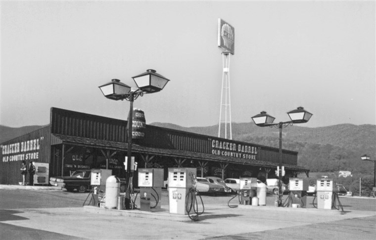 एक of the first Cracker Barrel restaurants with an Oil Shell gas station