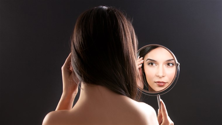 महिला looking in the mirror