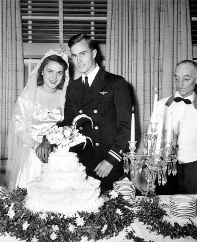 जॉर्ज and Barbara Bush cut their wedding cake, Rye, New York.