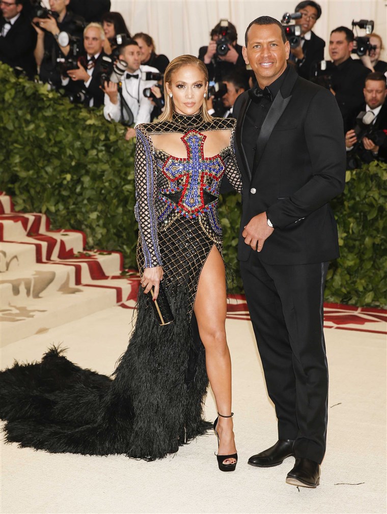 זמר Jennifer Lopez and Alex Rodriguez arrive at the Metropolitan Museum of Art Costume Institute Gala (Met Gala) in New York on May 7, 2018.
