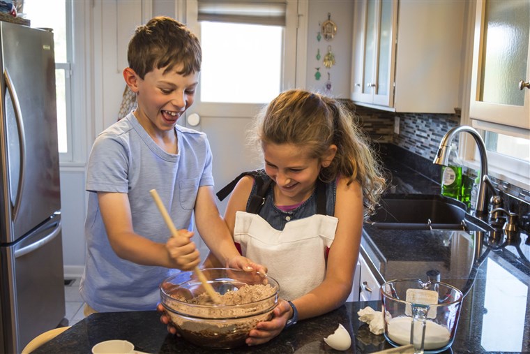 ילדים playing and making baked goods together