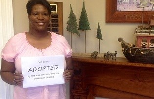 דיואלר Brown, one of the moms adopted through the Ark's program, received flowers and a card as a part of her adoption.
