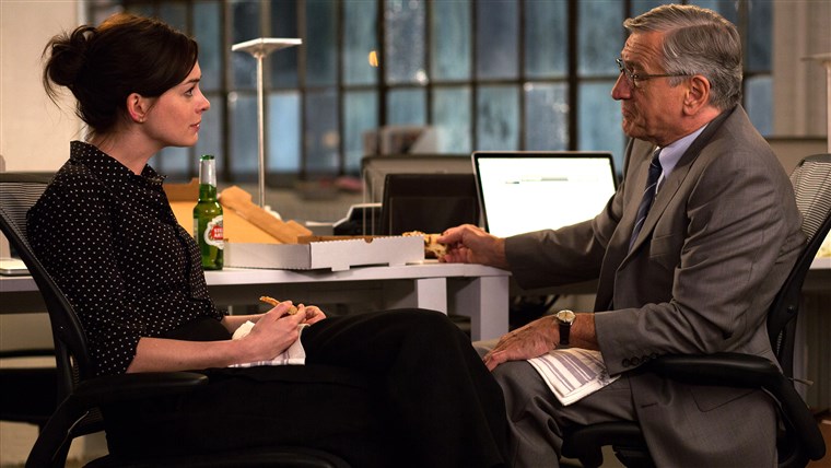 אן Hathaway and Robert De Niro in 'The Intern'