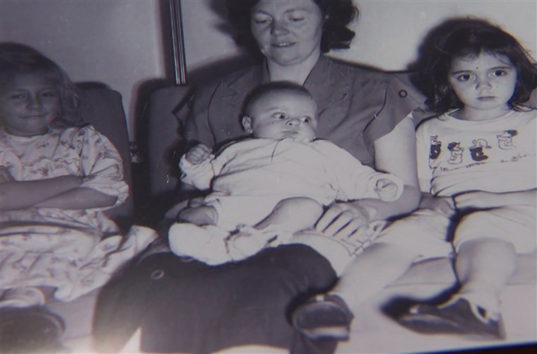 שתיים Midwestern women, Denice Juneski and Linda Jourdeans, were switched at birth 72 years ago and reunited.