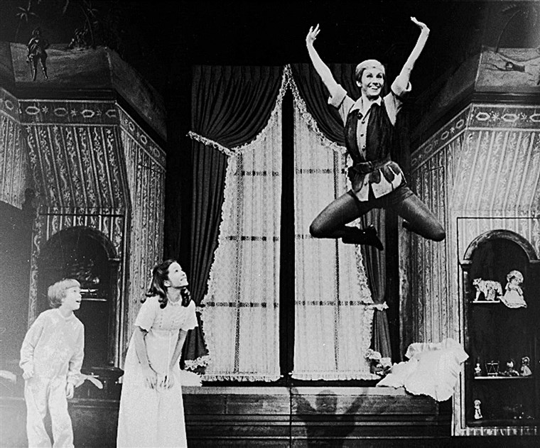 סנדי Duncan takes flight as Peter Pan on Broadway with a new set of Darling children played by Marsha Kramer and Jonathan Ward.