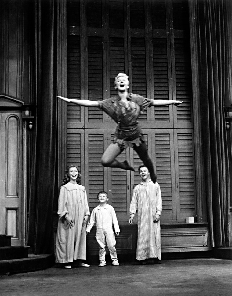 מרי Martin as Peter Pan, with the Darling children Maureen Bailey, Kent Fletcher and Joey Trent in a 1960 TV special.