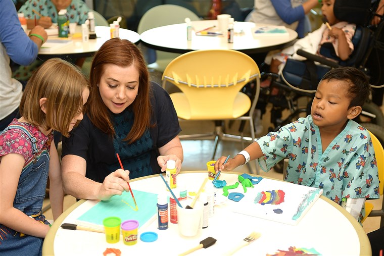 האניגן and daughter Satyana shared their love of art projects with kids at LAC USC Medical Center. 