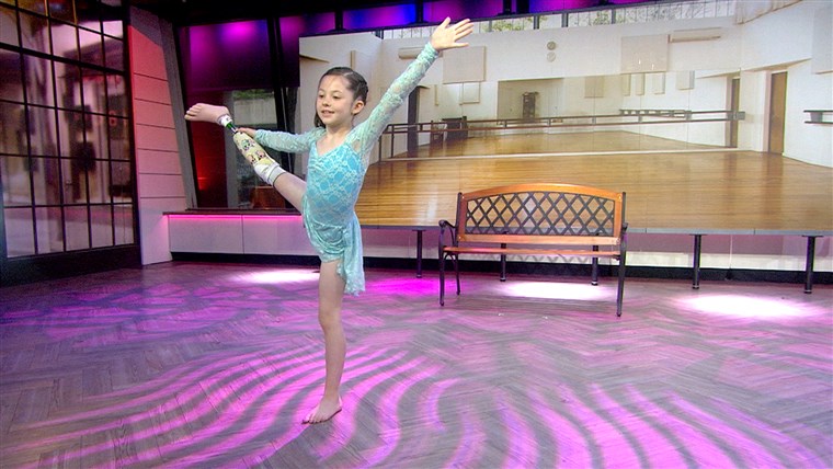 8 साल की उम्र dancer Alissa Sizemore, who lost a foot in an accident last year, performs on TODAY