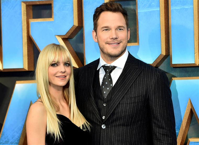 छवि: FILE PHOTO Chris Pratt poses with his wife Anna Faris as they attend a premiere of the film 